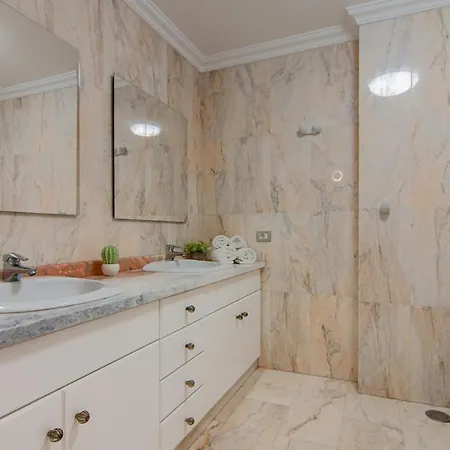 Luxury 2-bedroom Ocean View *