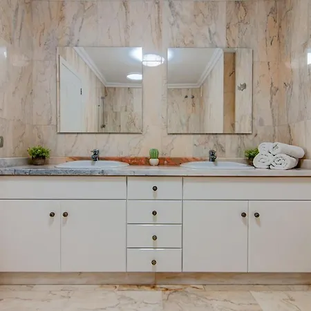 Luxury 2-bedroom Ocean View *